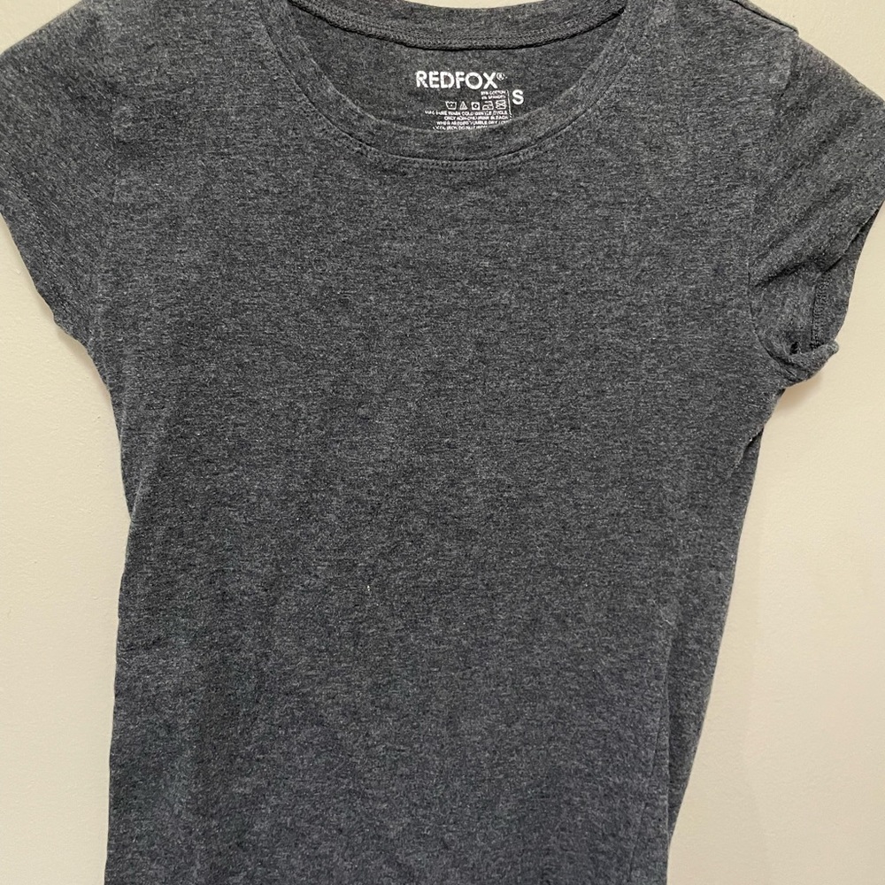 Fits  to skin > grey shirt